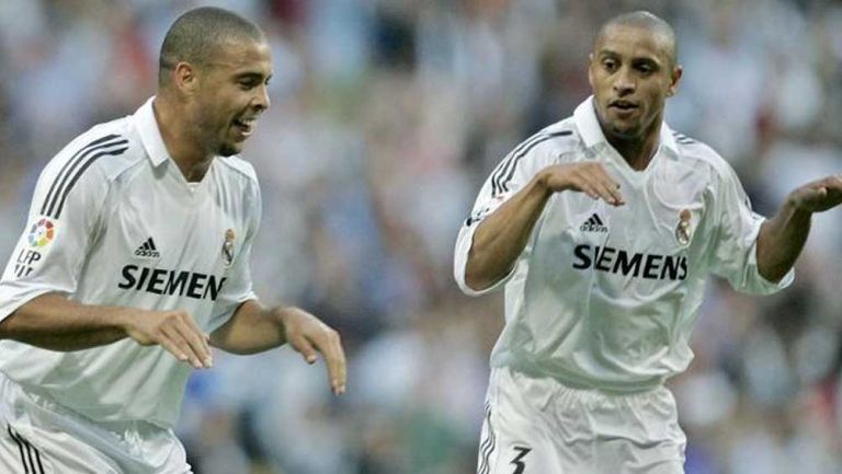 Ronaldo y Roberto Carlos festeja un gol con el Real Madrid 