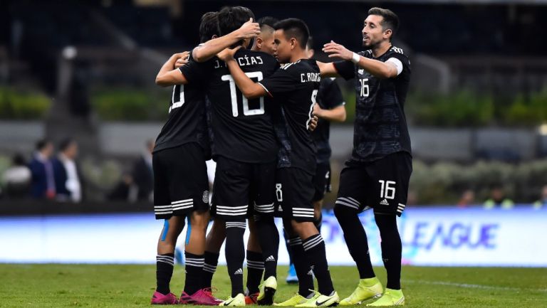 Jugadores de México celebrando un gol