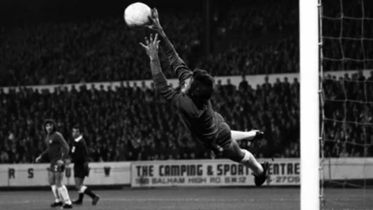 Peter Bonetti se lanza para rechazar el balón