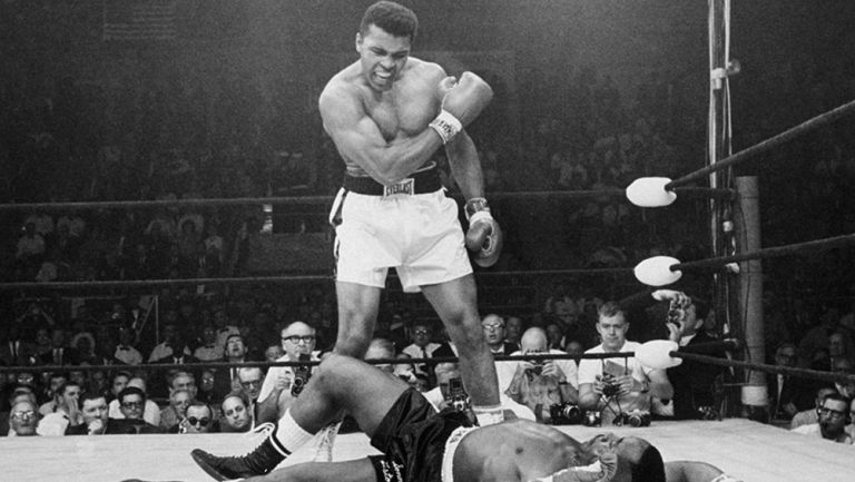 Muhammad Ali, en una de sus más clásicas postales