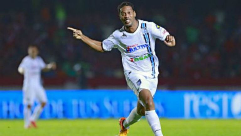 Ronaldinho en festejo como jugador de Querétaro