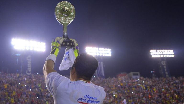 Rodríguez levantando el trofeo de campeón del Ascenso MX