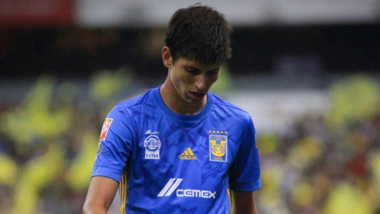 Jürgen Damm sale con la cabeza abajo en un juego de Tigres 