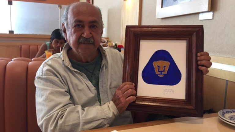 Manuel Andrade con el escudo de Pumas