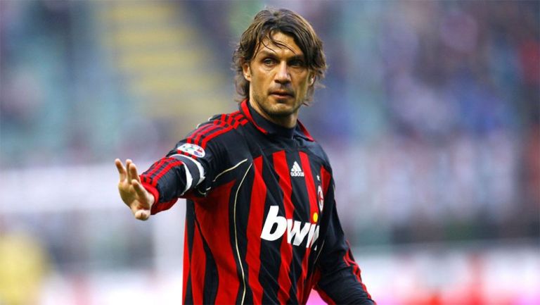 Paolo Maldini en un partido con el Milan