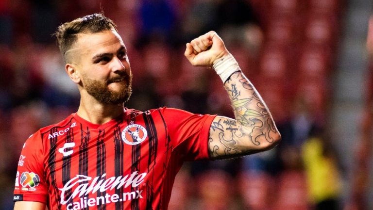 Leandro González durante un partido con Xolos