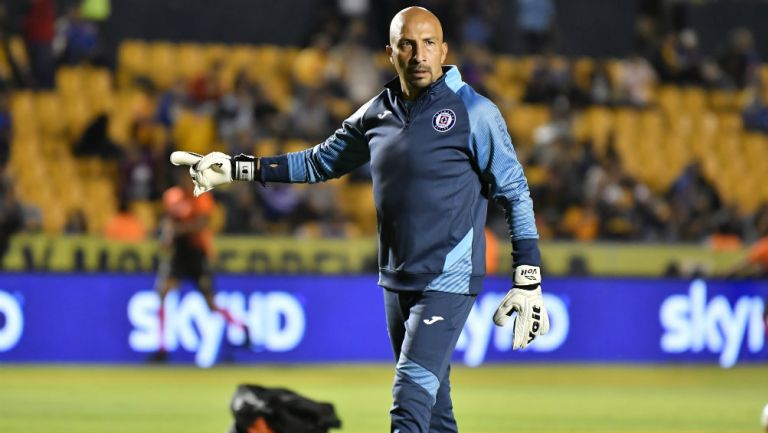 Conejo Pérez antes de un partido de Cruz Azul