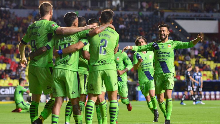 Jugadores de Monarcas, en festejo de gol