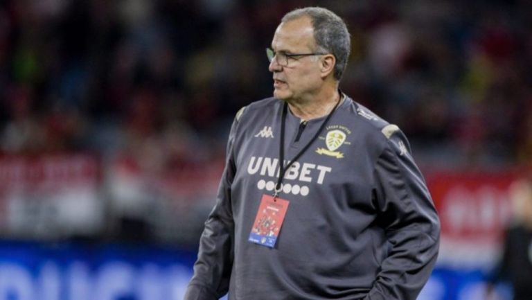 Aficionado del Leeds mandó hacer bizarra estatua de Bielsa 