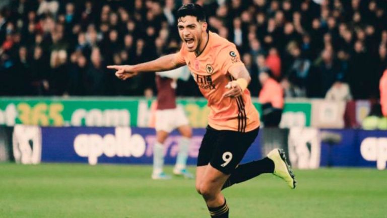 Raúl Jiménez celebra un gol con Wolves