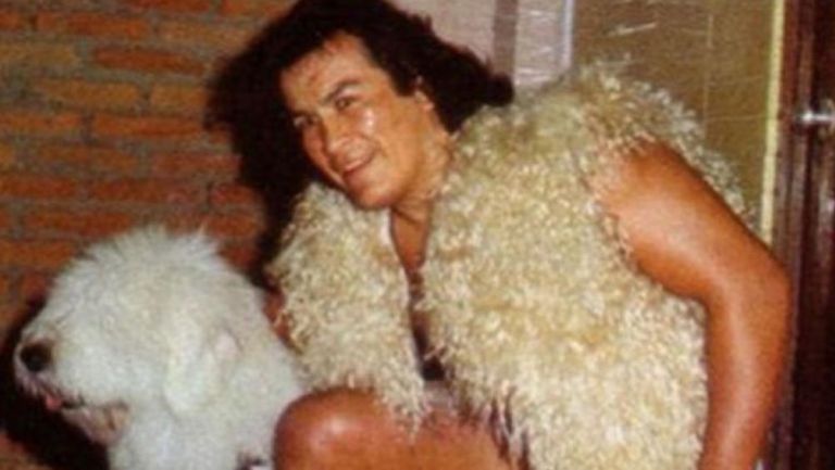 Perro Aguayo posa con su indumentaria de lucha 