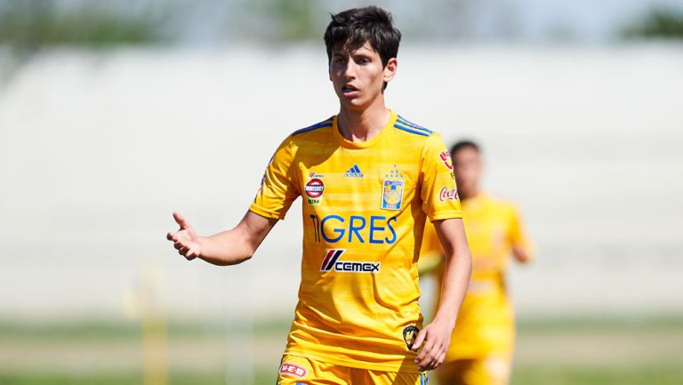 Jürgen Damm durante un duelo con Tigres Sub 20