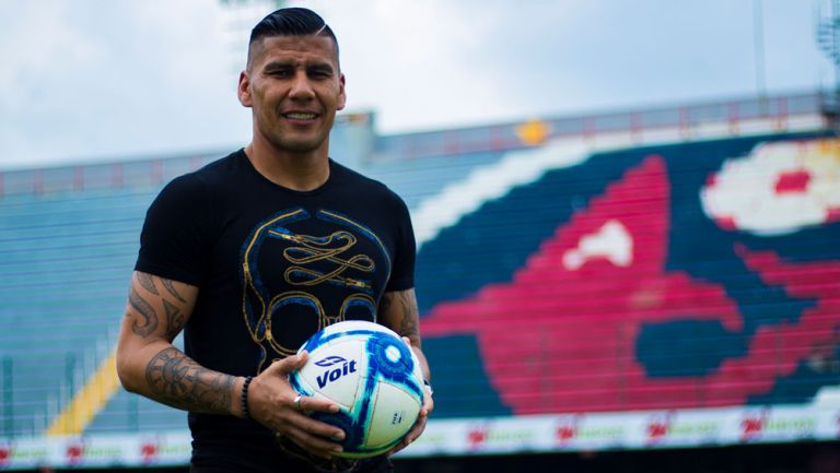 Carlos Salcido posa en el Estadio de Veracruz 