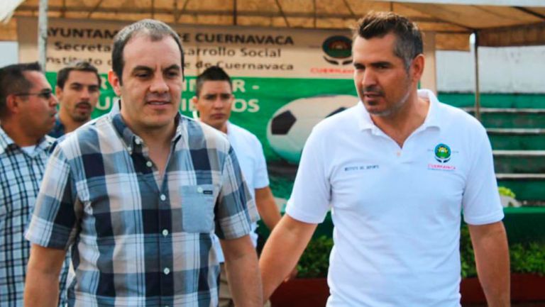 Cuauhtémoc Blanco y Moctezuma Serrato platican en un evento