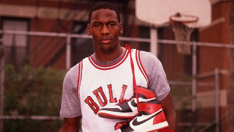 Michael Jordan posando con los primeros Air Jordan