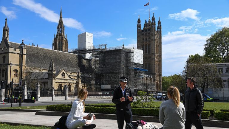 Personas conversan con un policía en el centro de Londres