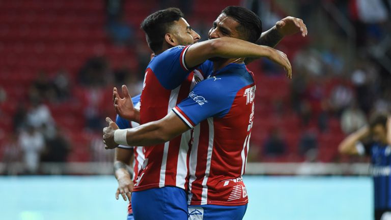 Vega y Ponce se abrazan tras un gol de Guadalajara