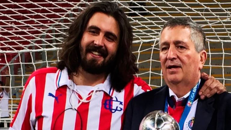 Amaury y Jorge Vergara posan con el título de la Liga MX