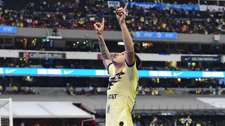 Nico Benedetti festeja un gol en el Estadio Azteca