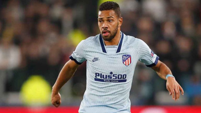 Renan Lodi durante un duelo con el Atlético de Madrid 