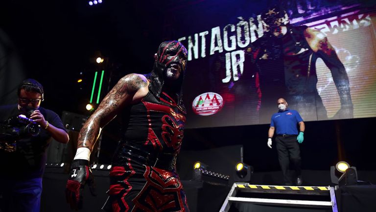 Pentagón Jr previo a una lucha en Lucha Fighter AAA