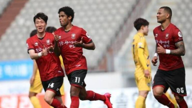 VIDEO: Árbitro se negó a dar la mano a jugador, por temor a coronavirus en Liga de Corea