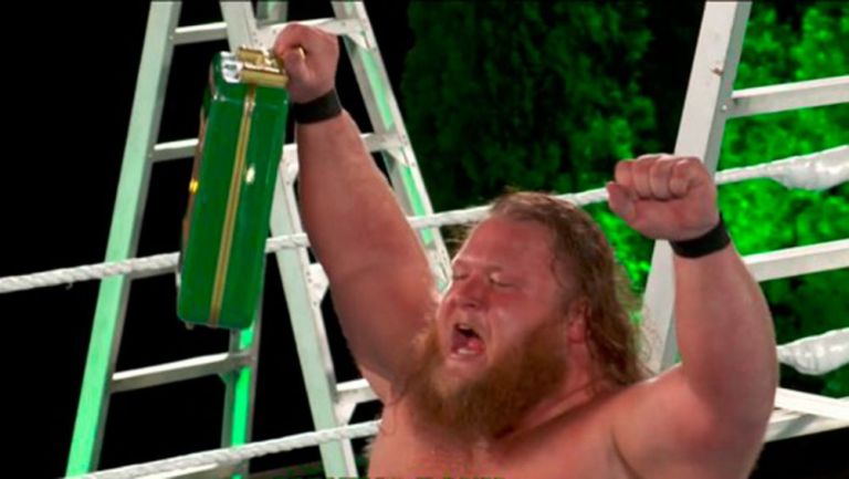 Otis festeja su triunfo en Money in the Bank