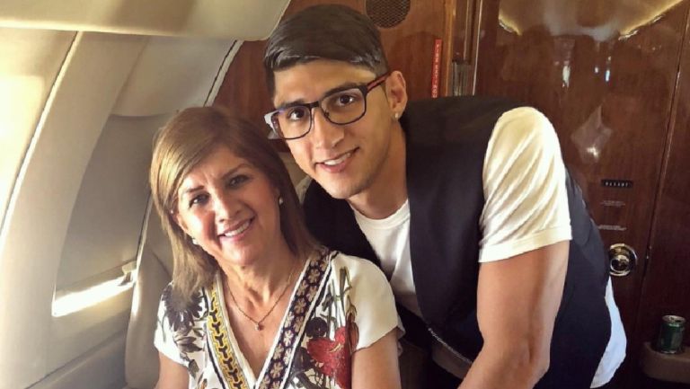 Alan Pulido junto a su mamá