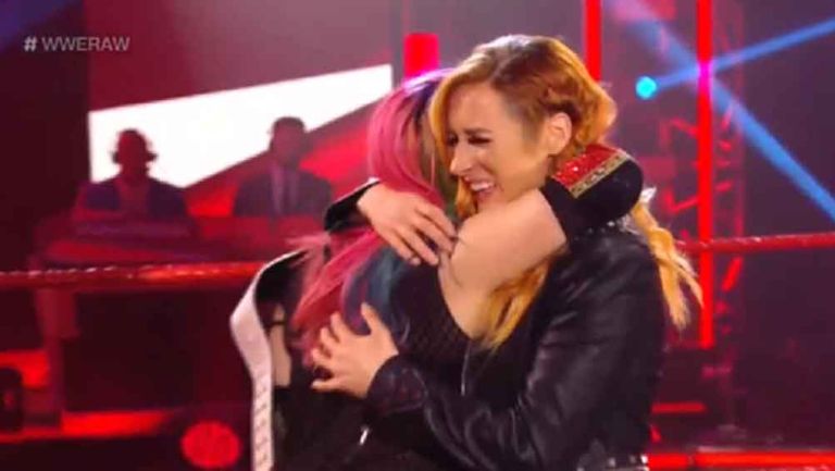 Asuka abraza a Becky Lynch tras enterarse de su embarazo