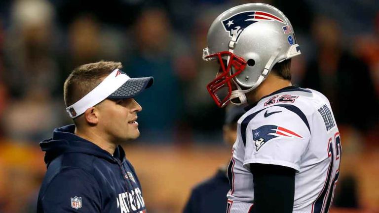 Josh McDaniels y Tom Brady, durante un juego de New England