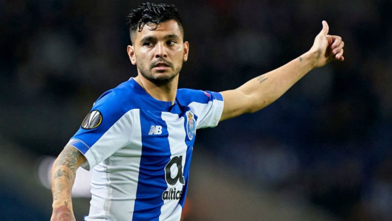 Tecatito Corona en partido con Porto