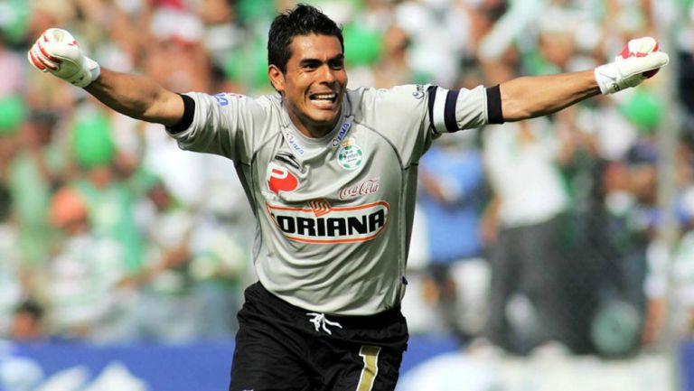 Oswaldo Sánchez en festejo de gol con Santos