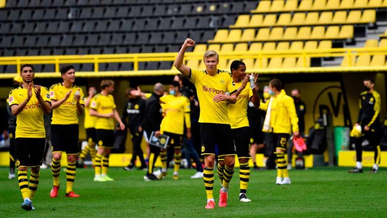 Jugadores del Dortmund festejan un triunfo sobre el Schalke 04