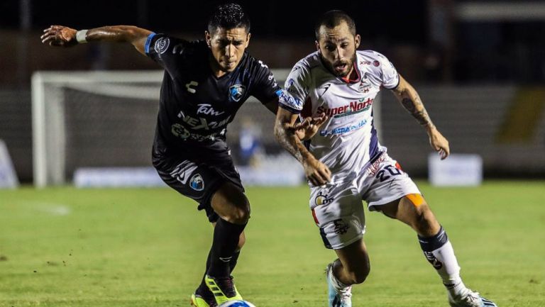 César Bernal y Pablo Gómez disputando el esférico