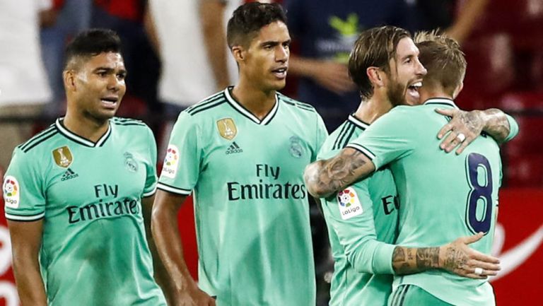 Jugadores Del Real Madrid celebran una anotación 