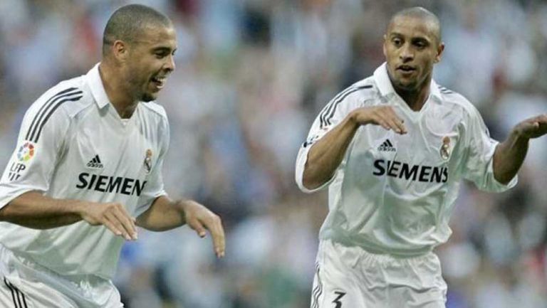Ronaldo y Roberto Carlos festejan un gol con el Real Madrid