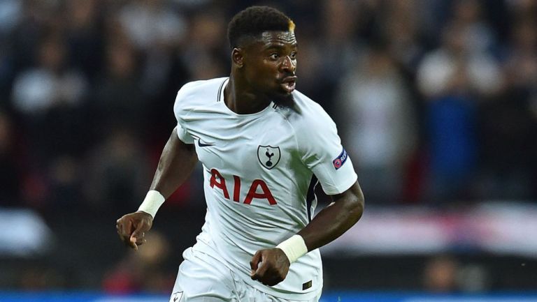 Serge Aurier durante un duelo con el Tottenham 