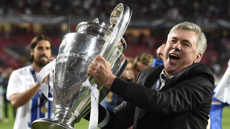 Carlo Ancelotti levanta el trofeo de la Champions League 