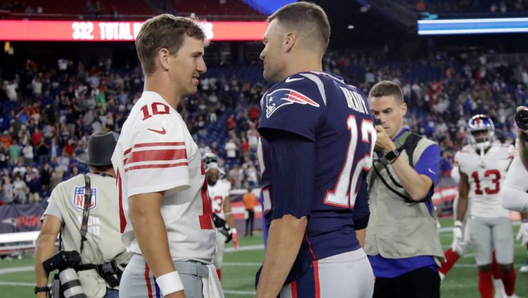 Tom Brady platica con Eli Manning