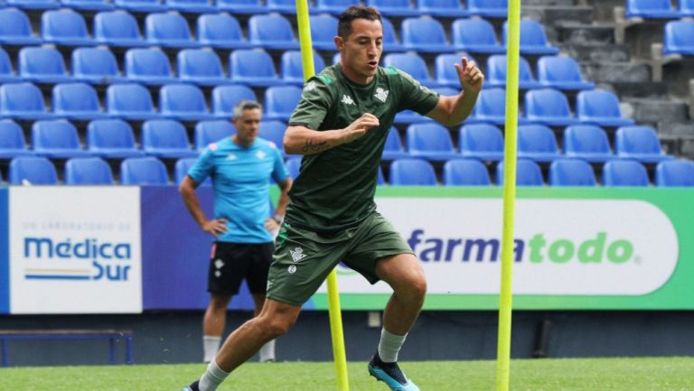 Andrés Guardado durante un entrenamiento con Betis