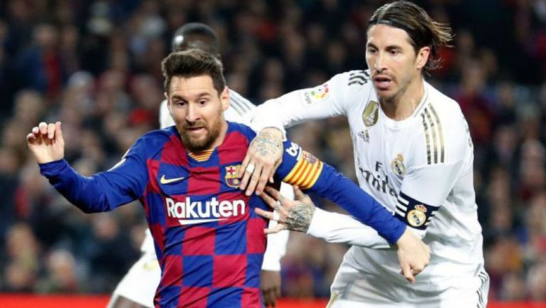 Messi y Ramos pelean un balón en el Clásico de España