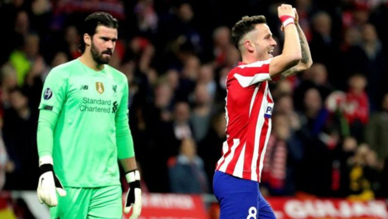 Alisson y Saúl en partido de Champions League