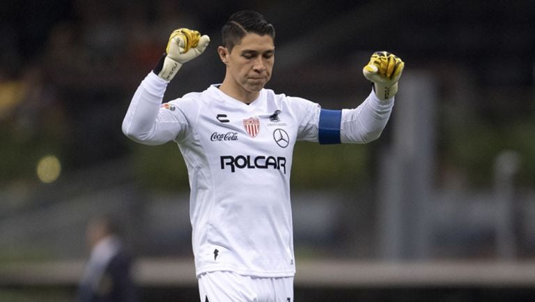 Hugo González durante un duelo con Necaxa 