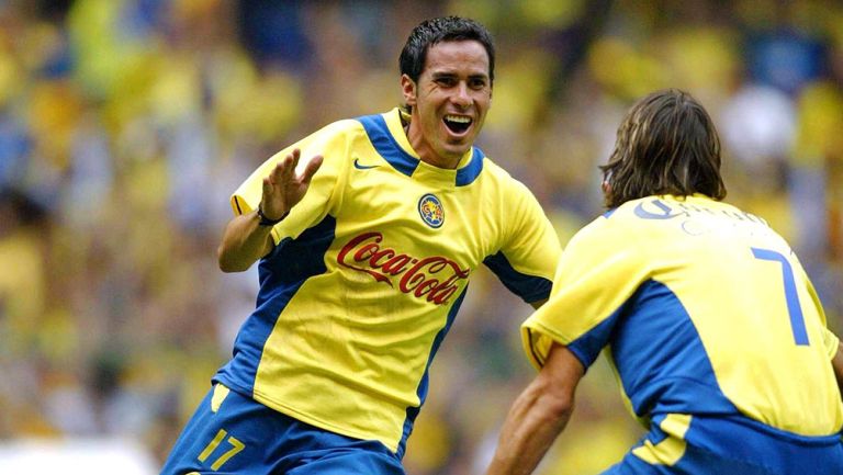 El Gansito Padilla festeja un gol junto al Piojo López 