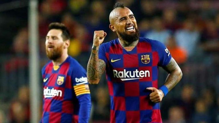 Arturo Vidal durante un duelo con el Barcelona