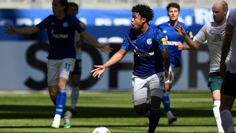 Weston McKennie durante un partido con Schalke 04