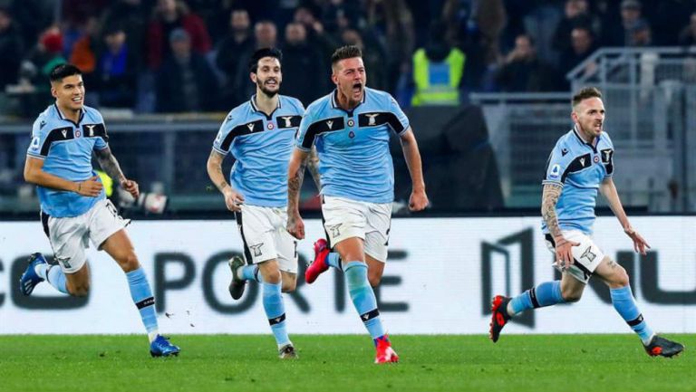 Sergej Milinković-Savić celebra su gol ante el Inter