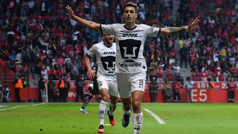 Dinenno celebra un gol con Pumas 