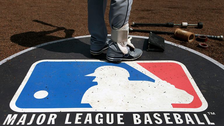 Umpire sobre logo de la MLB