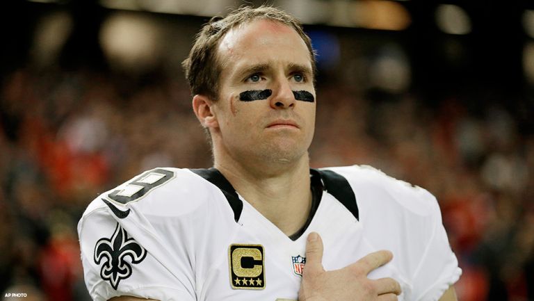 Brees saluda a la bandera estadounidense antes de un partido